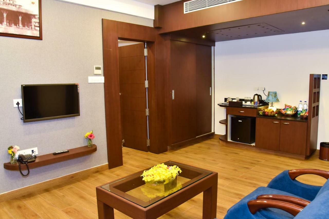 Silver Oak Hotel Mysore Esterno foto