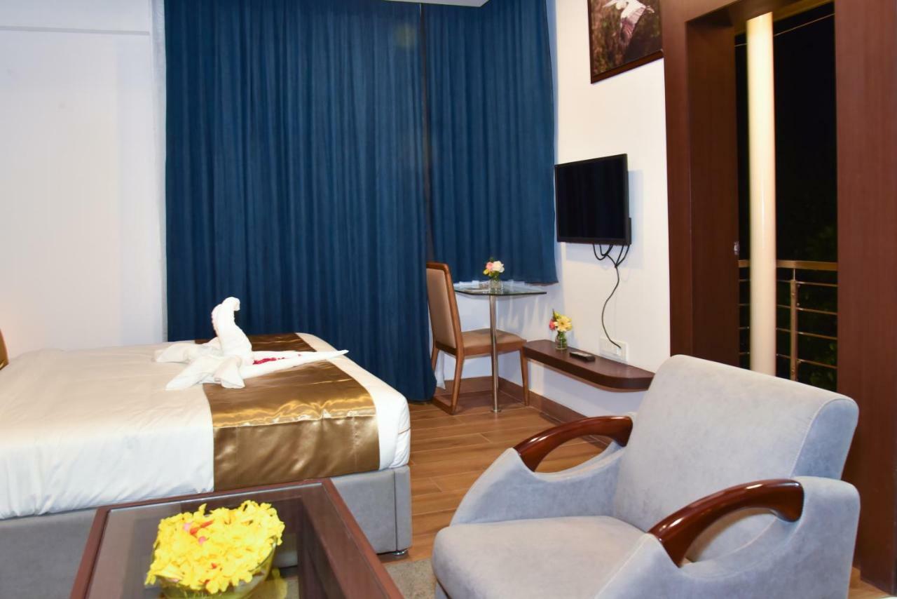 Silver Oak Hotel Mysore Esterno foto